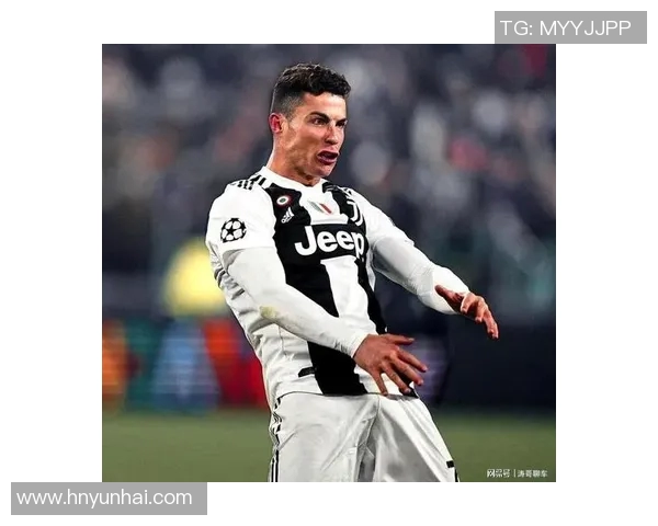 球迷疯狂一幕欧冠赛场上演抢夺C罗球衣的离奇事件